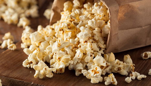 沒有大米沒有機器，孩子們用農副產品自制爆米花